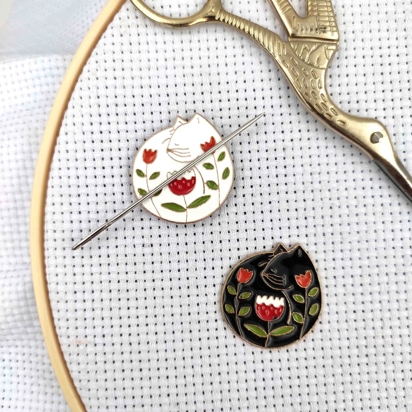 CraftHoop magnetic needle minder with floral design on embroidery hoop - Practical and decorative accessory for sewing