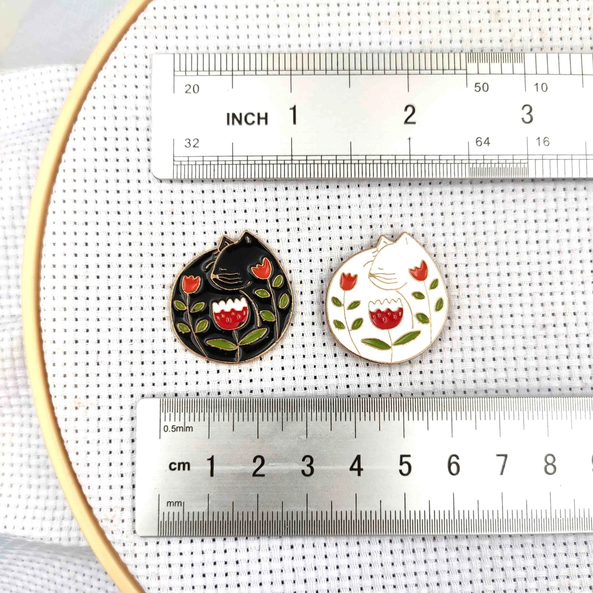 CraftHoop floral magnetic needle minder on ruler - Compact and useful tool for embroidery enthusiasts