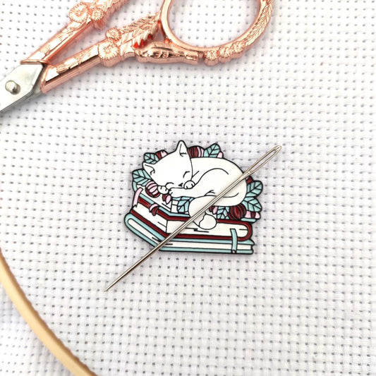 Magnetic Needle Holder: Sleeping Cat